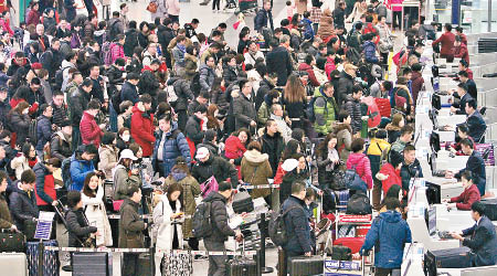 北京首都機場大堂初一排滿外遊旅客。（互聯網圖片）