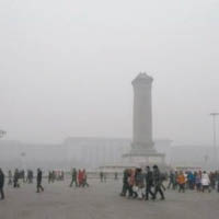 北京民眾在大霧天氣下度春節。（互聯網圖片）