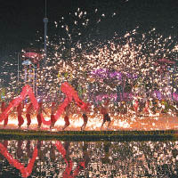 武漢有主題樂園上演「火龍鋼花」表演吸引遊客觀賞。（中新社圖片）