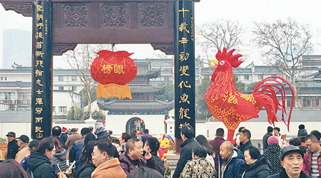 大批遊客到南京夫子廟景區遊玩。（中新社圖片）