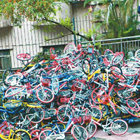 深圳街頭早前曾出現「單車亂葬崗」。（互聯網圖片）