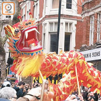 唐人街舞龍慶祝新年，大批民眾欣賞。（章怡攝）