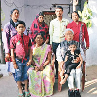 王琪在印度的一家兒孫合照。（互聯網圖片）