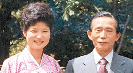 朴槿惠（左）與父親朴正熙多年前的合照。（資料圖片）
