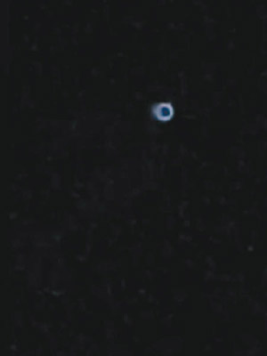 一個類似藍色火燄的環狀體在上空出現。（互聯網圖片）