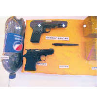 紅其拉甫邊檢站的展覽館，展出藏毒的汽水樽和槍枝。