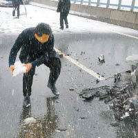 陳京鵬情急下用地上雪塊滅火。