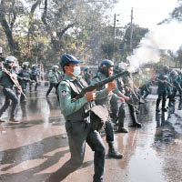 當地警方曾發射催淚彈驅趕示威者。