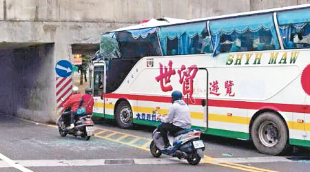 旅遊巴撞向橋底致部分車頂被削走。