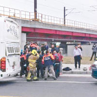 消防及救護員救出傷者。（互聯網圖片）