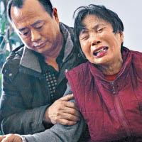 楊超林的母親（右）難掩悲痛，幾度哭暈在親人懷中。