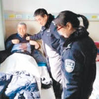 秦龍頭部被斬傷，同事到醫院探望他。（互聯網圖片）