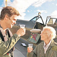 埃利斯（右）百歲誕辰之日有空軍相陪慶祝。（飛行學院圖片）
