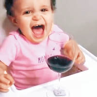 鮮奶、意粉、奶嘴統統不要，女童獨見紅酒笑開顏。（互聯網圖片）