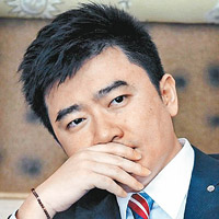 芮成鋼被捕前相貌英俊。