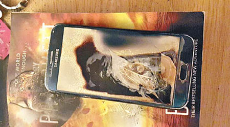 S6手機在晚上起火燒毀。（互聯網圖片）