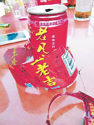 飲品罐表面貼上「王老吉」包裝紙，拆開卻露出「老凡臣」字樣。（互聯網圖片）