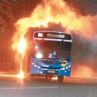 一輛巴士遭縱火焚燒。（互聯網圖片）