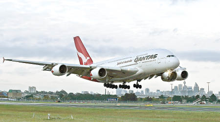 澳航一架飛往墨爾本的客機周一起飛後有引擎故障，圖為澳航客機。（資料圖片）