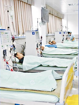 山東有醫院透析科爆集體染乙肝。圖為內地病人接受洗腎。