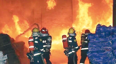 大批消防員在火場灌救。（互聯網圖片）