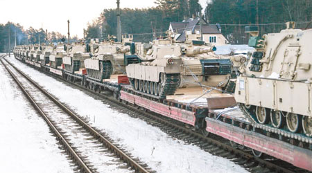 一批M1主戰坦克抵達加卡爾尼斯。（互聯網圖片）