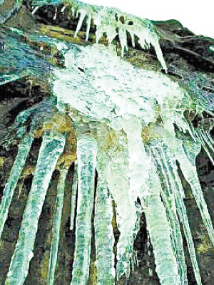 清遠陽山「廣東第一峰」岩石出現冰封瀑布景象。（互聯網圖片）