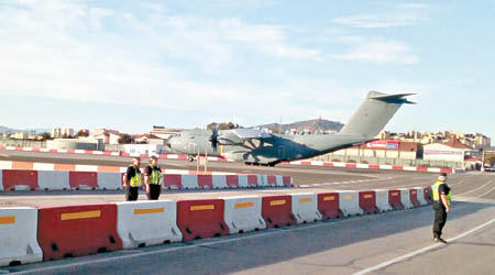 警員阻截英軍軍機起飛。（互聯網圖片）