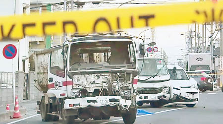 貨車車頭損毀嚴重。