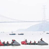 划艇隊經過汕頭海灣大橋。