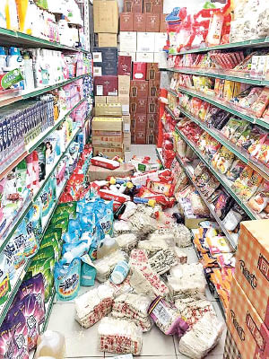 台南前日凌晨的五點六級地震，令超市雜物散滿地。