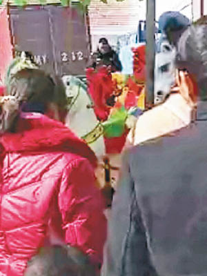 安徽女童玩旋轉木馬遭壓死，現場大批市民圍觀。