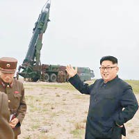 金正恩（右）銳意發展導彈。（資料圖片）