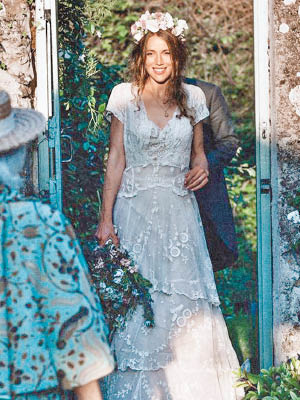 紐沃爾曾穿着已有多年歷史的婚紗出嫁。（互聯網圖片）