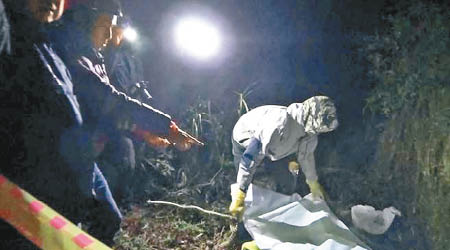 警方在南投山區漏夜搜尋發現鄭女屍體。（互聯網圖片）