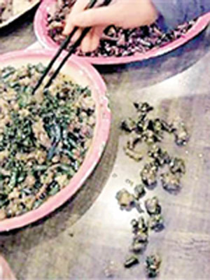 王男向餐館點了一隻活雞，但上菜後竟吃出十隻雞腳。（互聯網圖片）