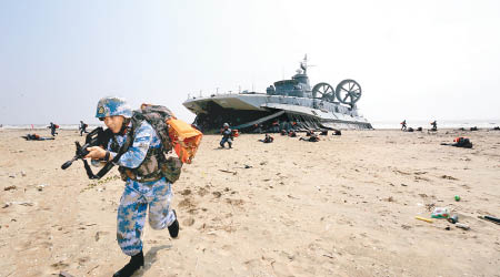 解放軍海軍野牛級大型氣墊登陸艇進行搶灘演習。（互聯網圖片）