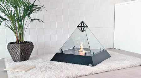 一款名為LOUVRE的玻璃金字塔無煙火爐。
