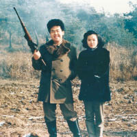 金正男（左）與女親友打獵時留影。