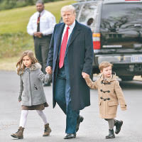 特朗普拖着兩名孫兒準備登上空軍一號。