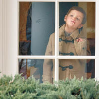 伊萬卡的兒子約瑟夫貼着白宮橢圓形辦公室的玻璃窗，表情趣怪。