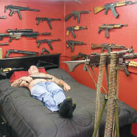 伯恩斯坦連睡覺也要槍械相伴。（互聯網圖片）