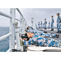 登陸艦上官兵進行實彈射擊。