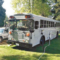 退役的巴士改裝成五口家的安樂窩。