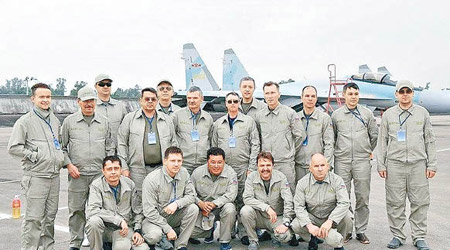 俄羅斯工作人員在中國空軍基地和蘇35戰機合影。