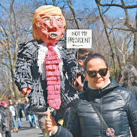 紐約<br>示威者展示特朗普人偶。