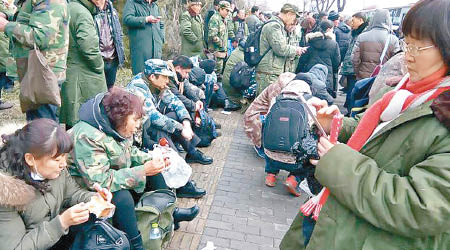 大批退伍老兵在中紀委大樓外集會請願。（互聯網圖片）