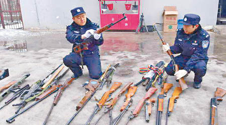 警方展示部分收繳的槍械。（互聯網圖片）
