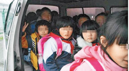 上海有小學早前曾僱用黑校車超載小學生。