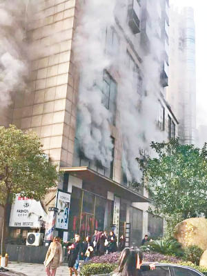 酒店冒出大量濃煙。（互聯網圖片）